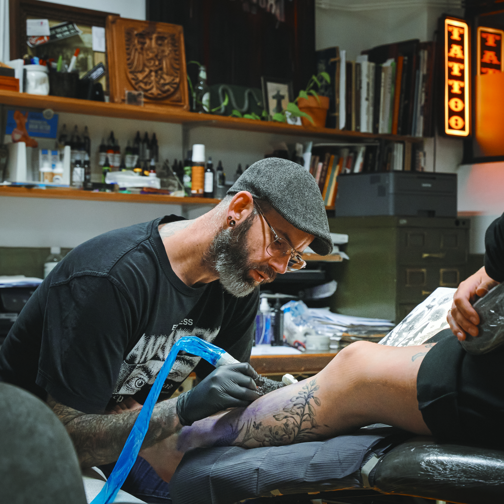 Niels aan het werk in zijn private tattoo studio